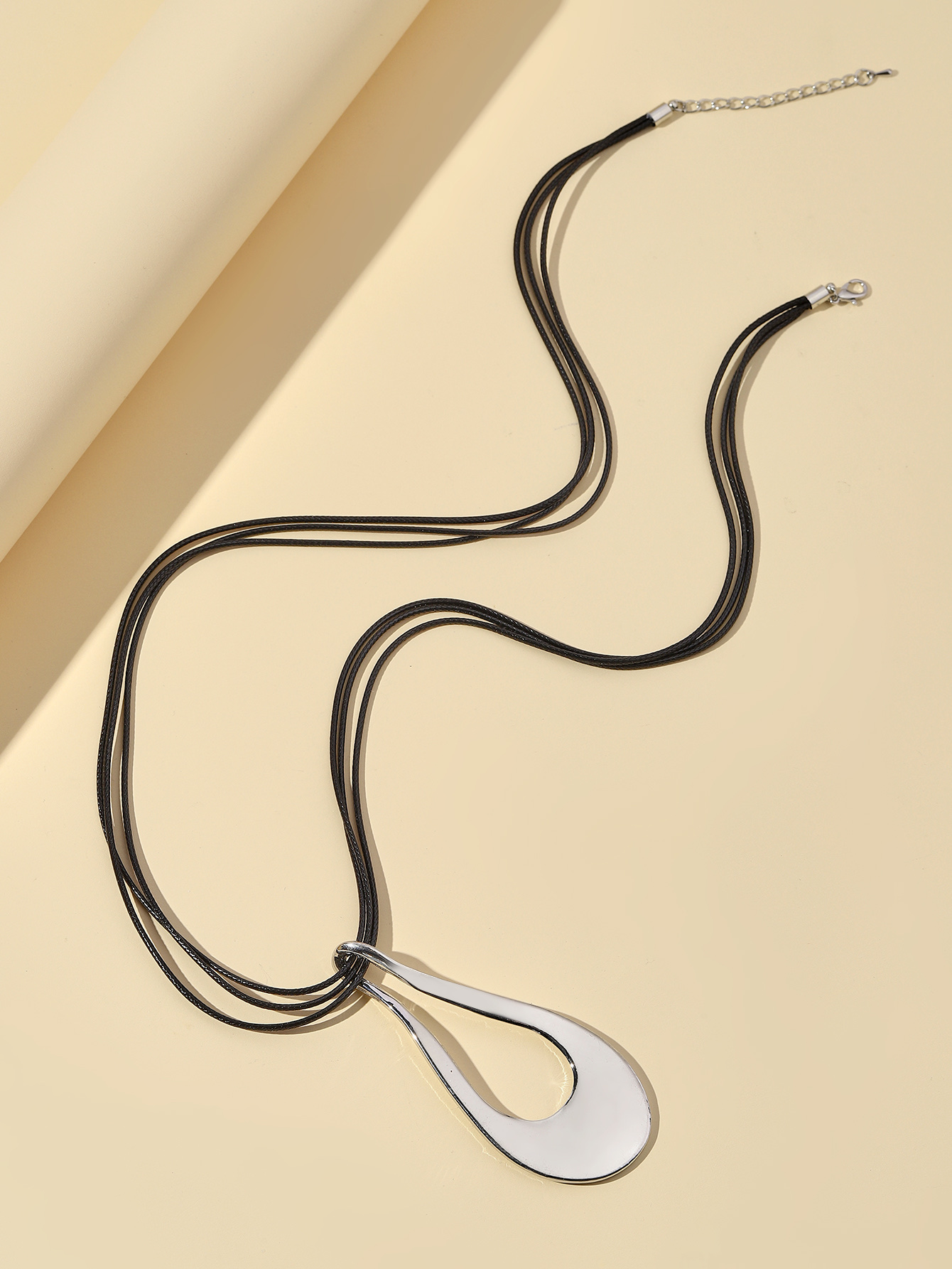 The jewelry set is a fashionable luxury item with exquisitely designed chain Specification drawing