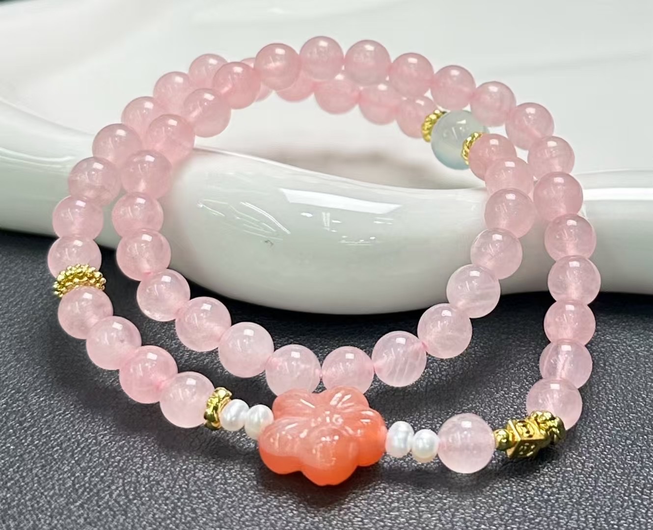 Natural rose quartz. Three-loop bracelet. This pink salt source crystal bracelet features 5 golden flowers and natural pearls. I highly recommend it as a gift for your girlfriend Specification image
