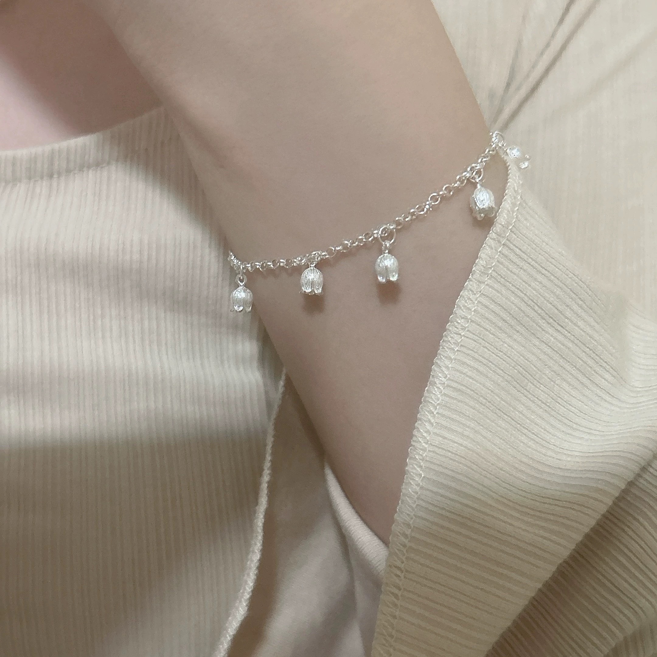 纯银蓝铃花手链 女士优雅设计 时尚百搭礼物款 精致工艺 简约气质白搭款式 拉丝工艺加厚电镀产品图