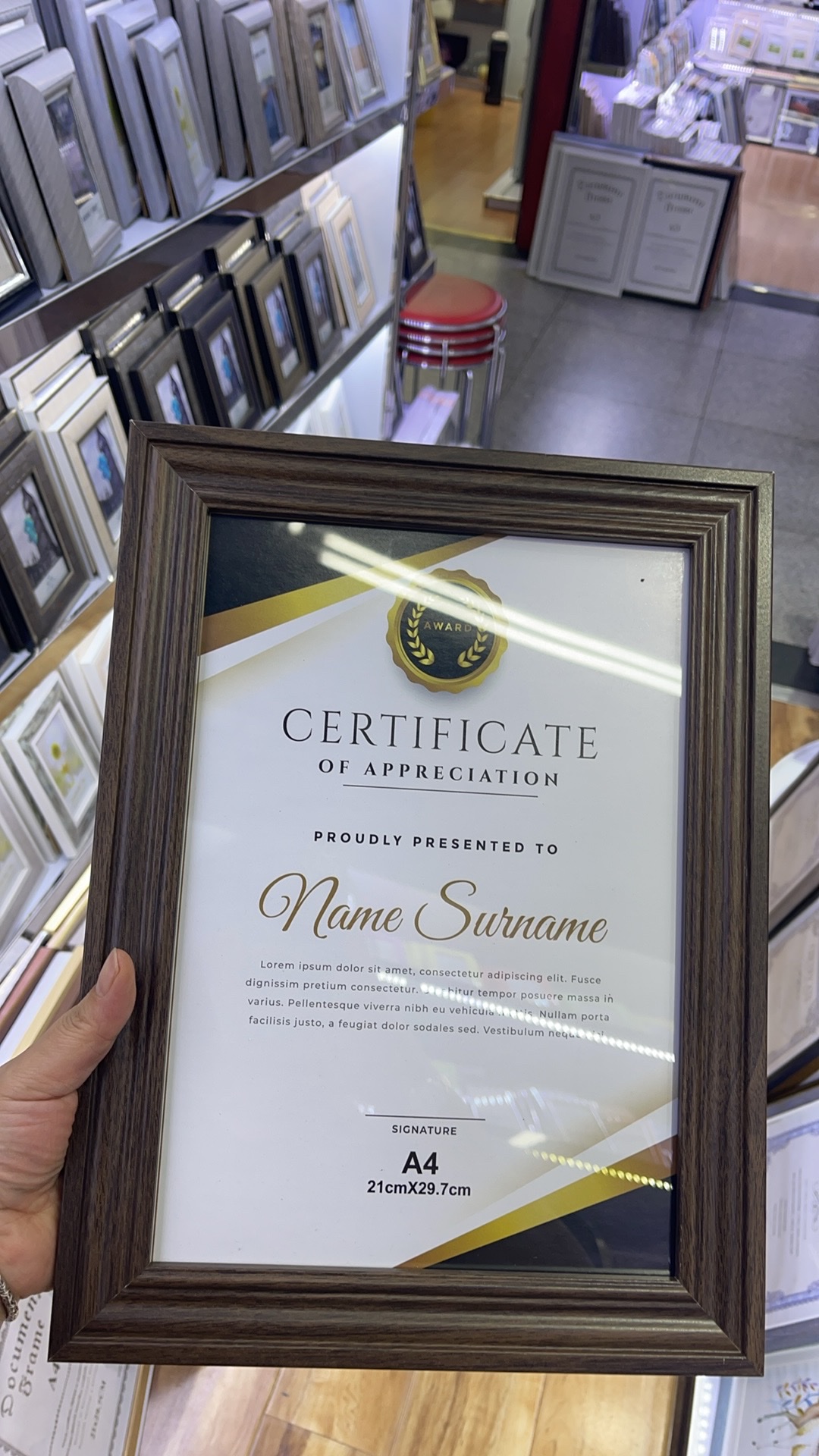 欧美经典棕色证件相框。仿木相框。横竖可放，可悬挂。