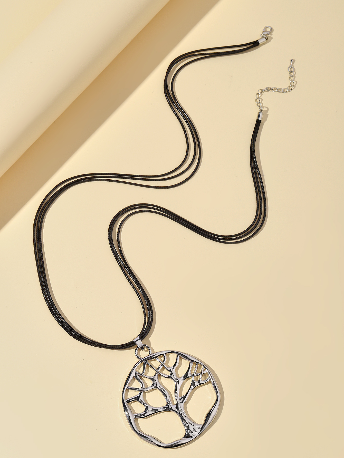 The jewelry set is a fashionable luxury item with exquisitely designed chain details Picture