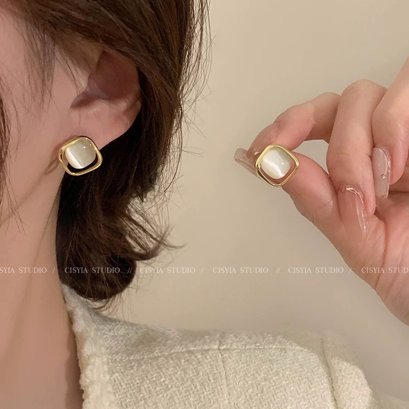 High-end cat's eye stone ear studs for women, 2025 new bestsellers, ear clips, mosquito coils, plate style, elegant earrings, earrings without ear holes, earrings detail image 4