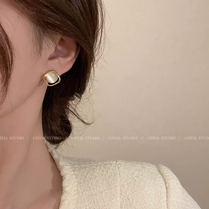 High-end cat's eye stone ear studs for women, 2025 new bestsellers, ear clips, mosquito coils, plate style, elegant earrings, earrings without ear holes, earrings detail image 2