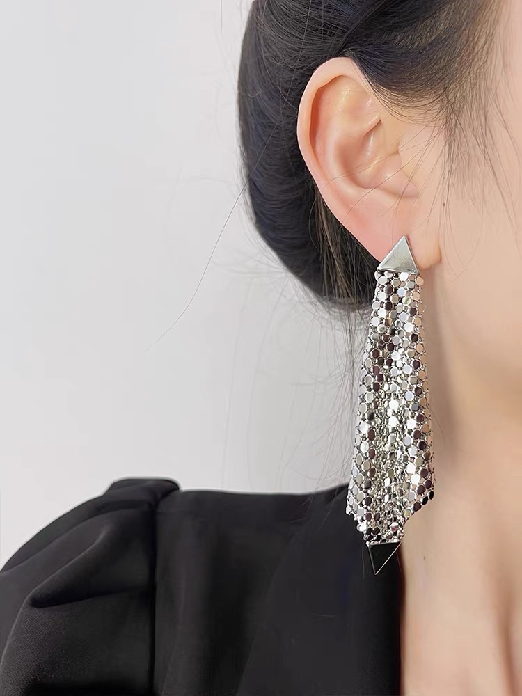 Large mesh earrings are fashionable women's earrings with exquisite welding craftsmanship. They are simple and versatile accessories Specification image