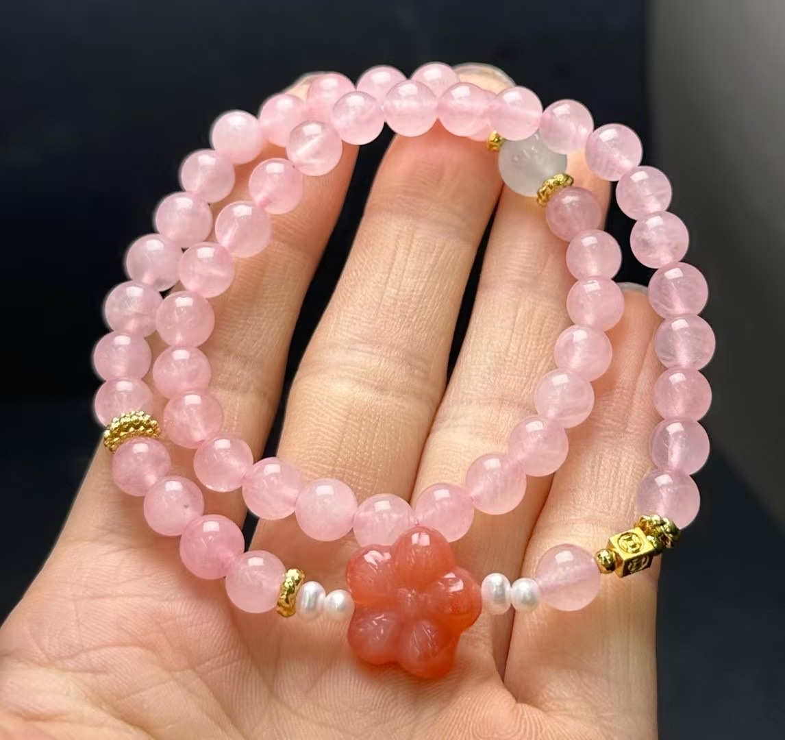 Natural rose quartz. Three-loop bracelet. This pink salt source crystal bracelet features 5 golden flowers and natural pearls. I highly recommend it as a gift for your girlfriend details Picture