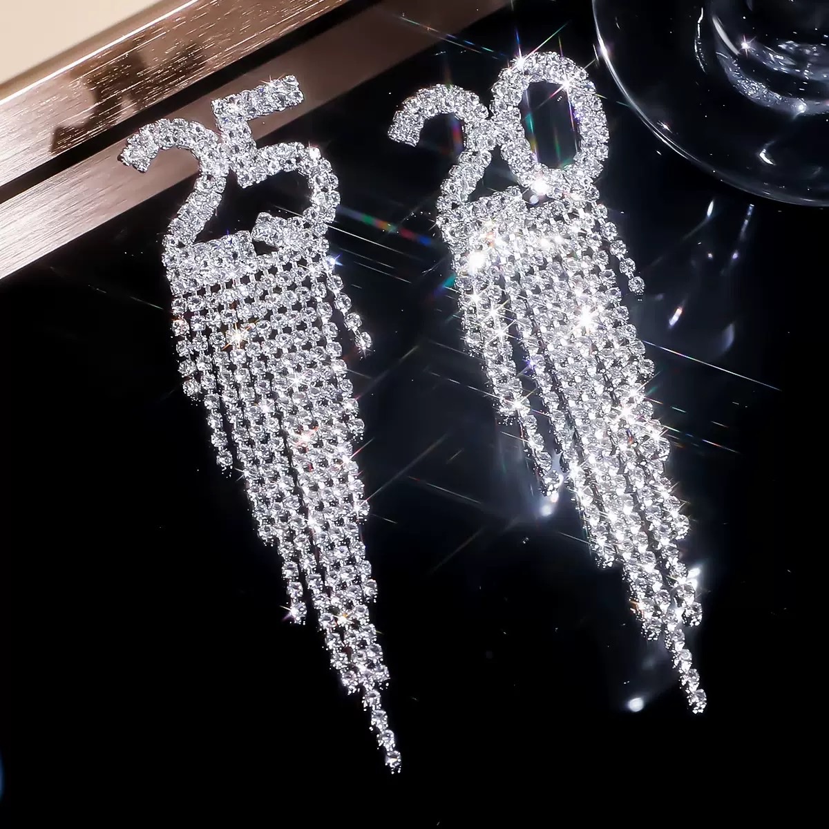High-end accessories and earrings, fashionable and trendy new 2025 digital earrings detail image 3