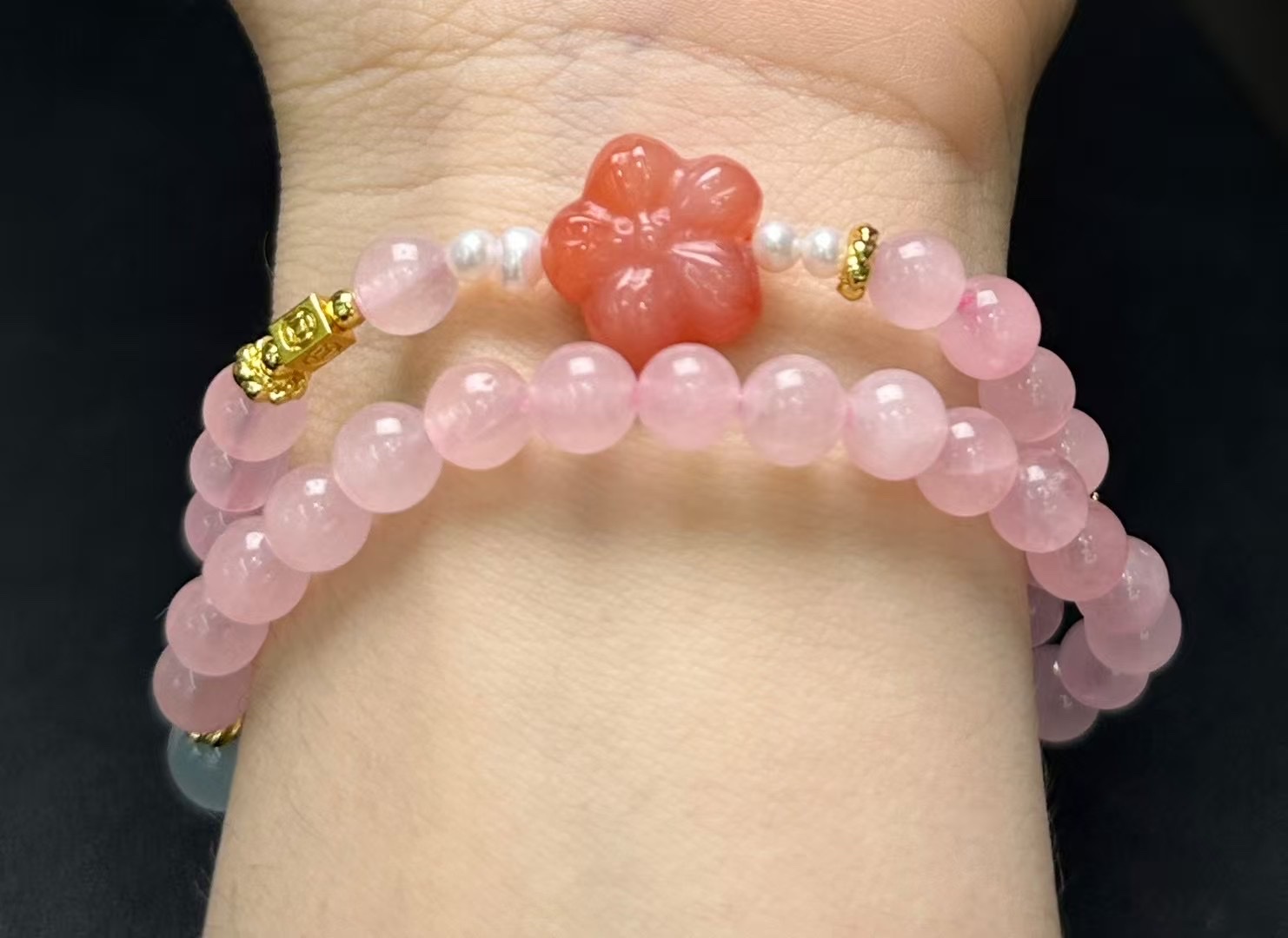 Natural rose quartz. Three-loop bracelet. This pink salt source crystal bracelet features 5 golden flowers and natural pearls. I highly recommend it as a gift for your girlfriend