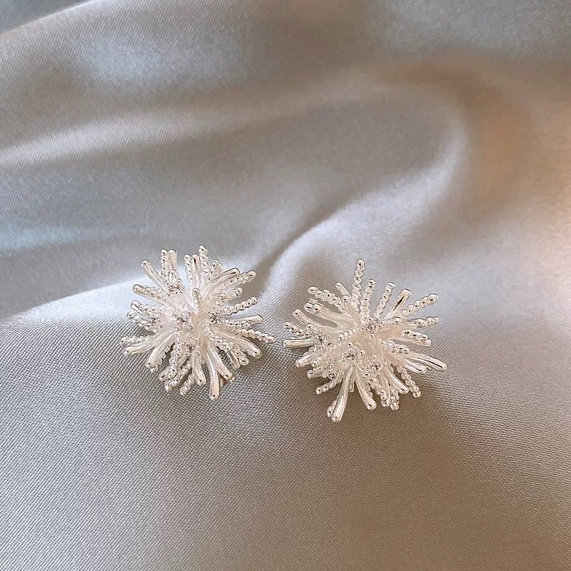 Silver dandelion fireworks stud earrings exude a sense of sophistication and elegance for women. 2025 new bestseller earrings, elegant and light luxury earrings, summer accessories stud earrings details Picture