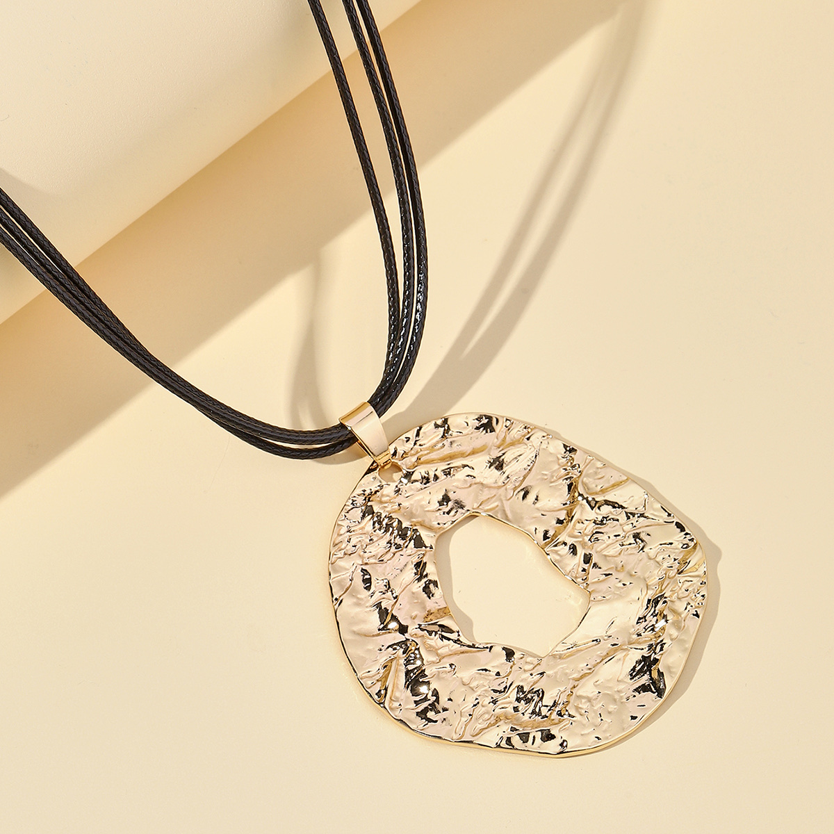 The jewelry set is a fashionable luxury item with exquisitely designed chain Application Scenario
