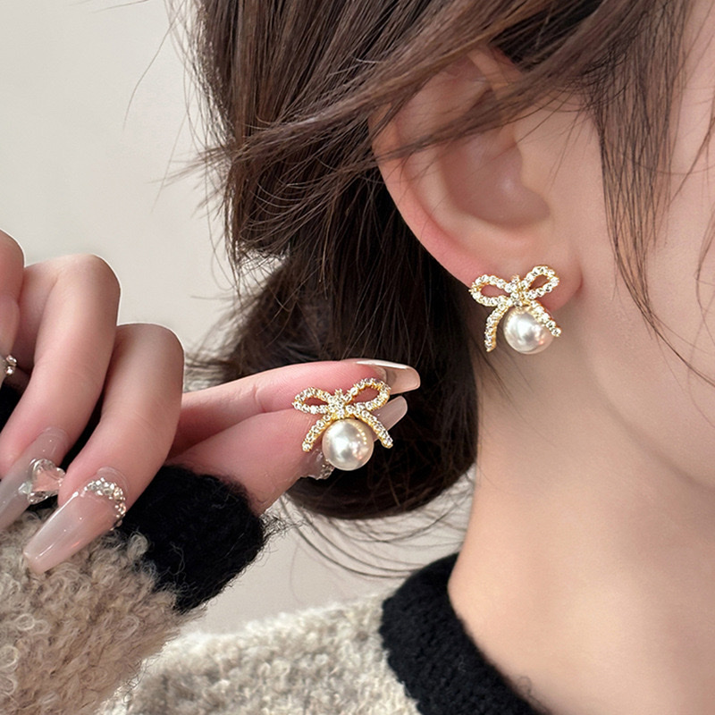 Fashionable and light luxury bow pearl earrings for women, simple and niche design, high-end earwear, 2025 new bestseller, trendy Item Picture