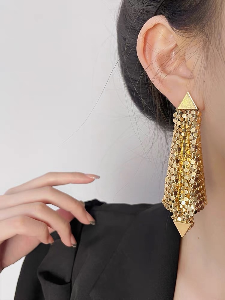 Large mesh earrings are fashionable women's earrings with exquisite welding craftsmanship. They are simple and versatile accessories Application Scenario