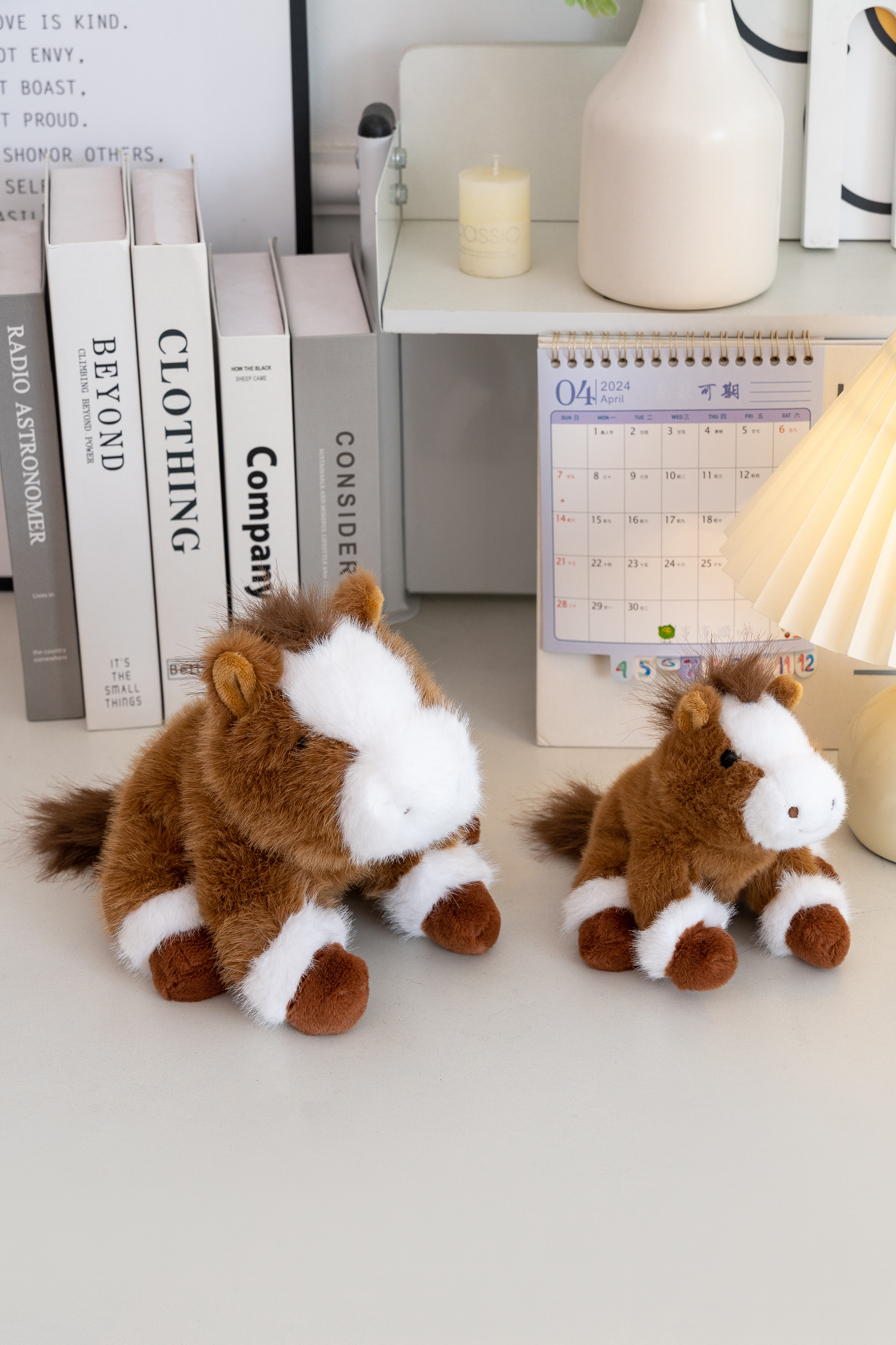 This is a very precious new plush toy from 18cn, a three-posture Mousse horse plush toy. It's a cute doll, a pillow, and a children's gift. It can be used for sitting, standing, or lying on the table Application Scenario