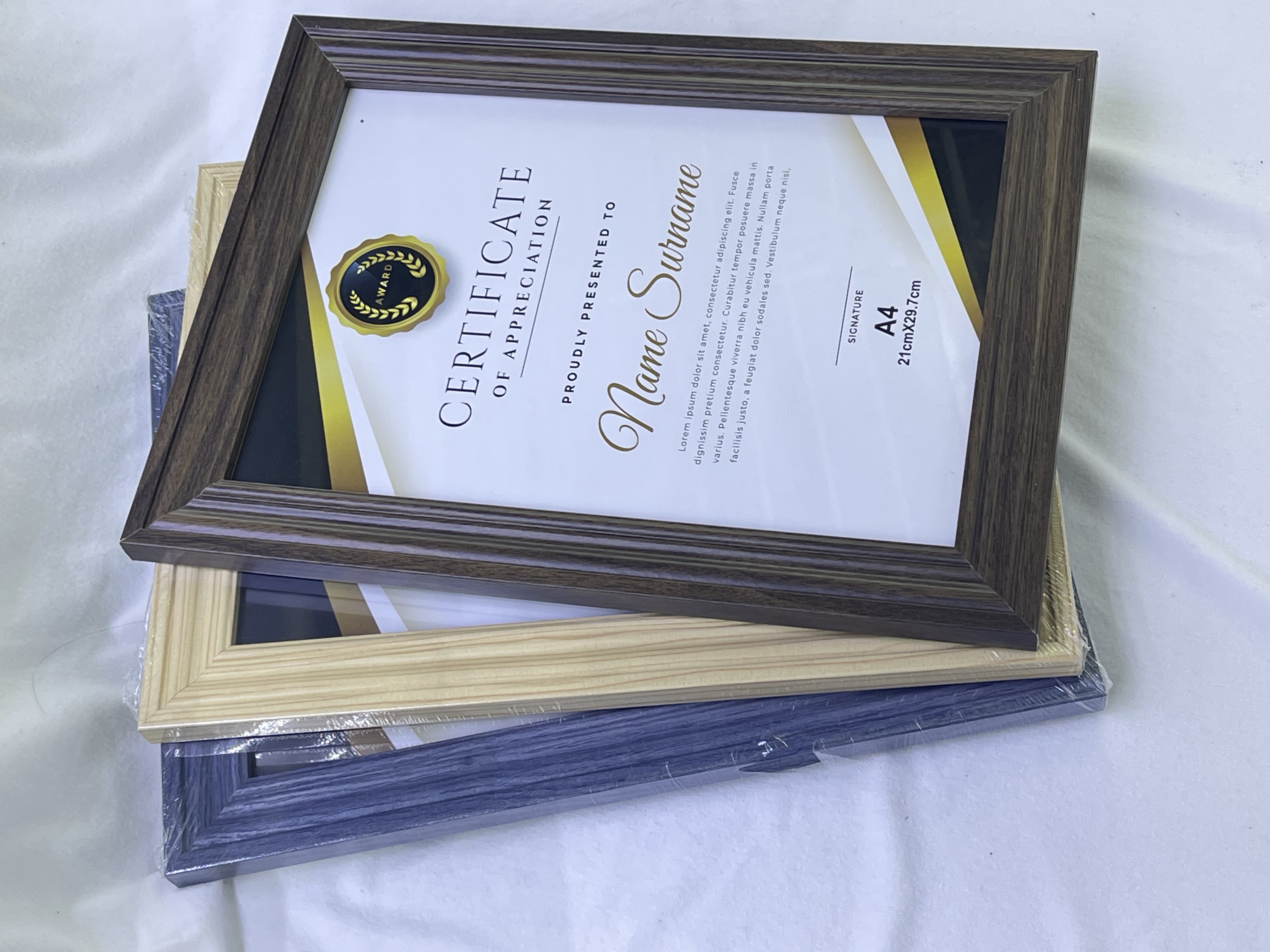 欧美经典棕色证件相框。仿木相框。横竖可放，可悬挂。产品图