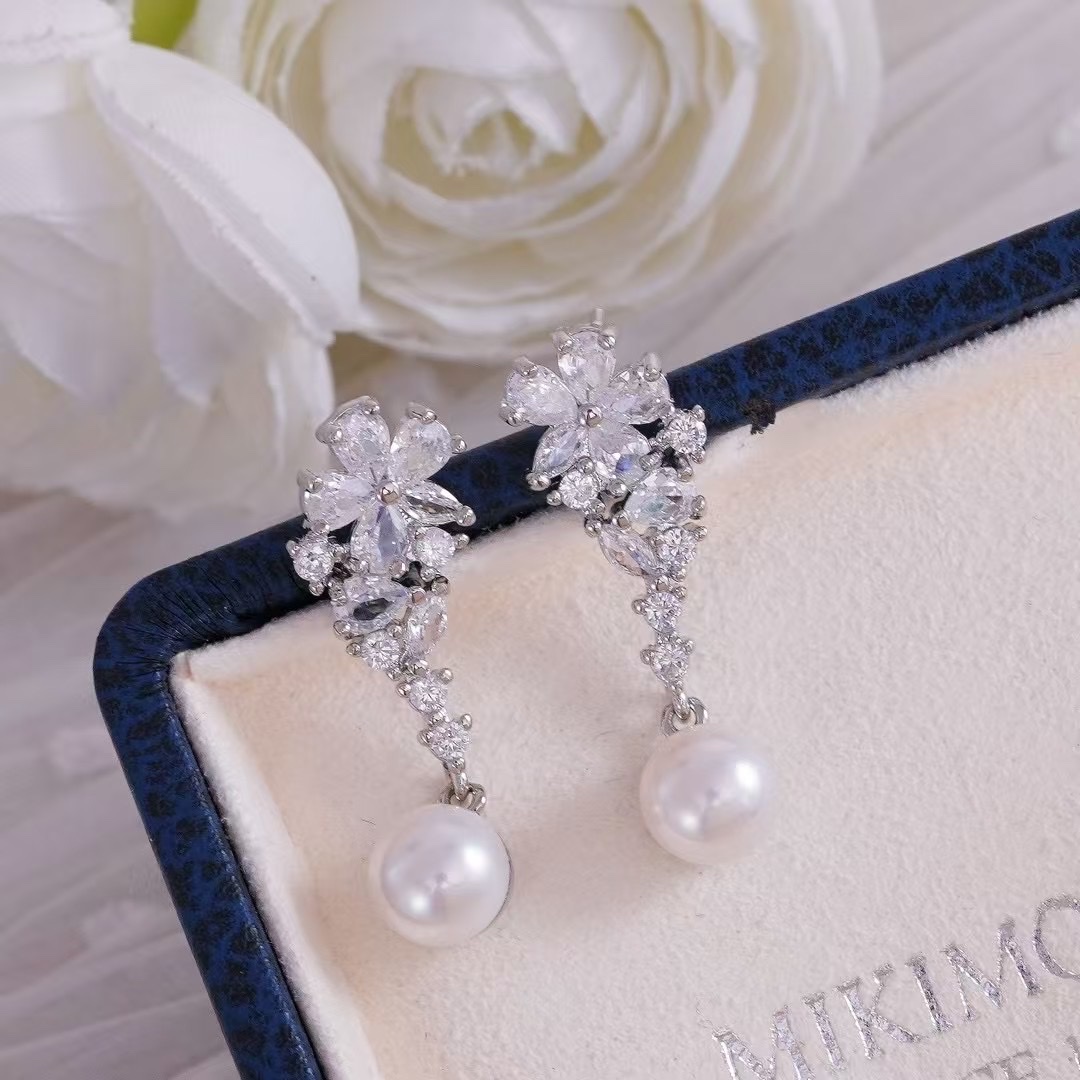 6月爆品🔥福利款上线✨
材质：14k注金工艺～防敏耳针
珠子大小：8-9mm精品淡水珍珠
耳饰耳钉