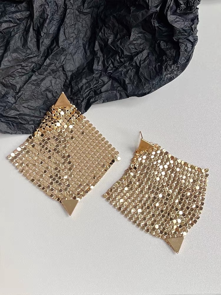 Large mesh earrings are fashionable women's earrings with exquisite welding craftsmanship. They are simple and versatile accessories Item Picture