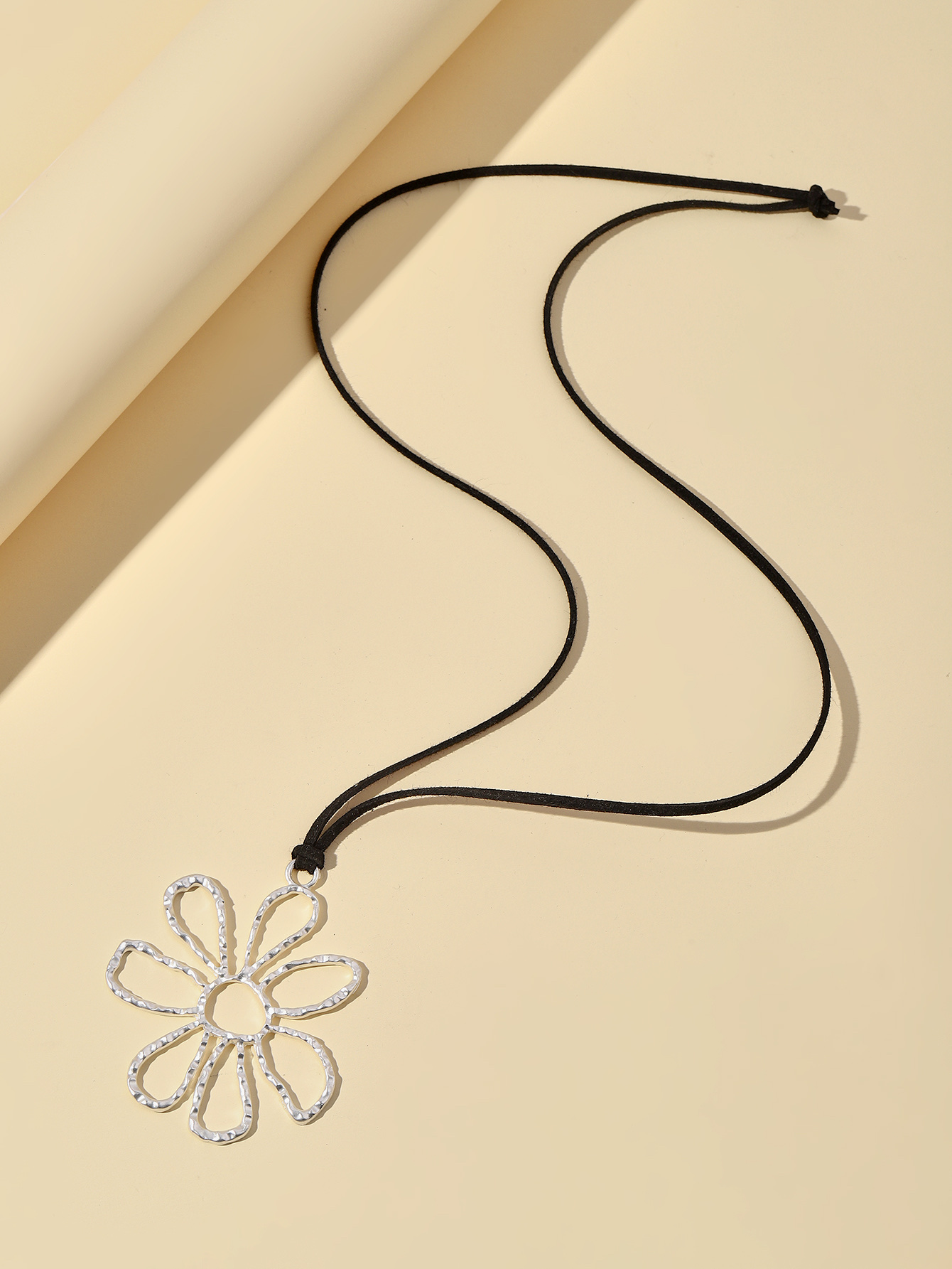 The jewelry set is a fashionable luxury item with exquisitely designed chain thumbnail
