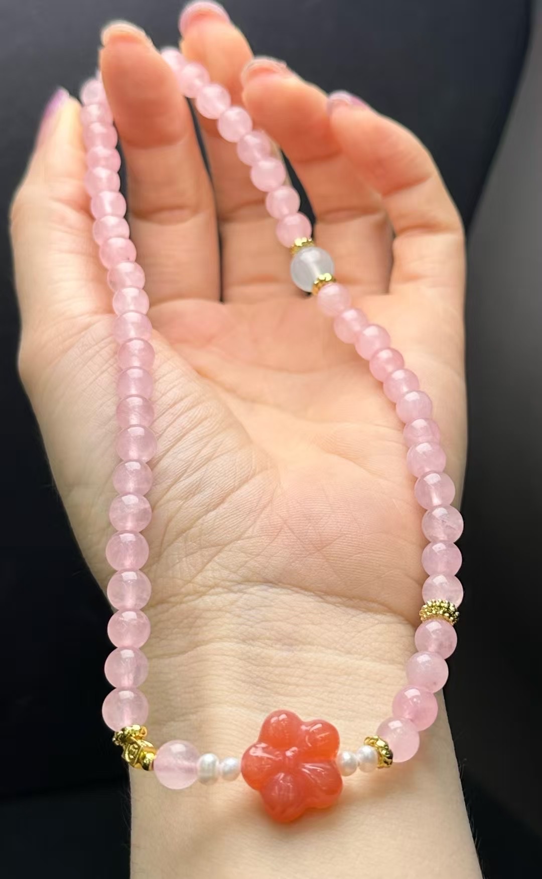 Natural rose quartz. Three-loop bracelet. This pink salt source crystal bracelet features 5 golden flowers and natural pearls. I highly recommend it as a gift for your girlfriend Application Scenario