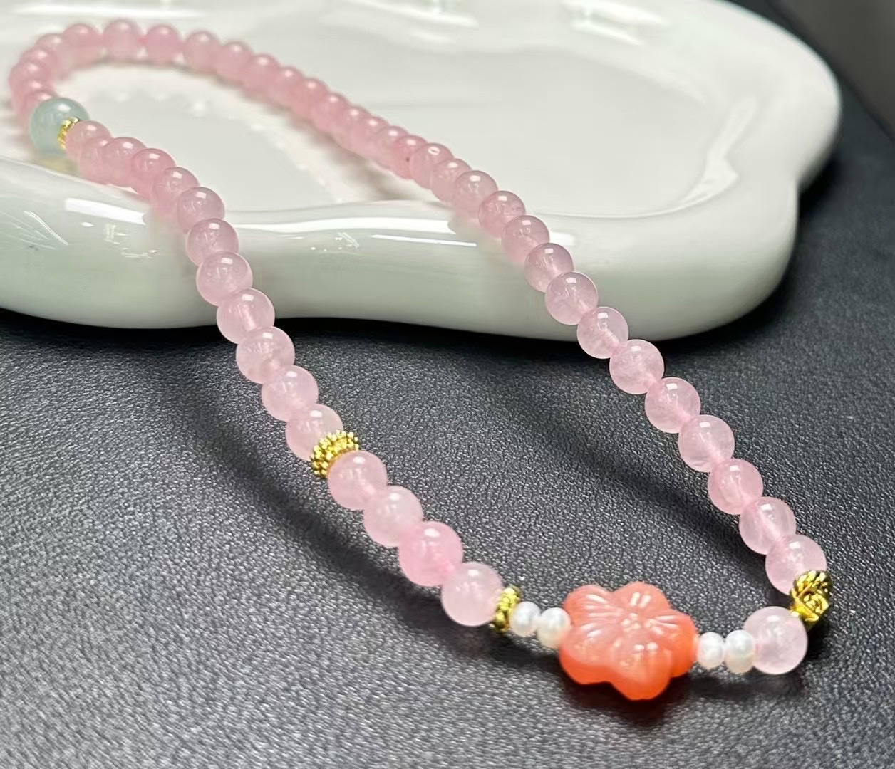 Natural rose quartz. Three-loop bracelet. This pink salt source crystal bracelet features 5 golden flowers and natural pearls. I highly recommend it as a gift for your girlfriend Item Picture