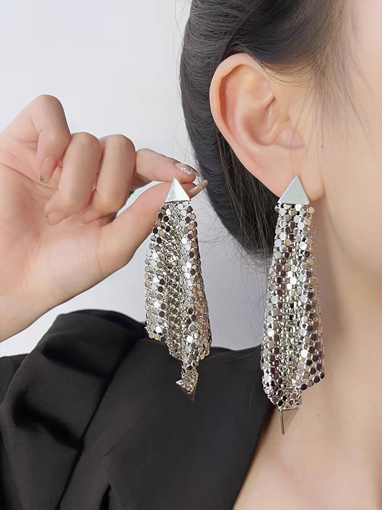 Large mesh earrings are fashionable women's earrings with exquisite welding craftsmanship. They are simple and versatile accessories details Picture