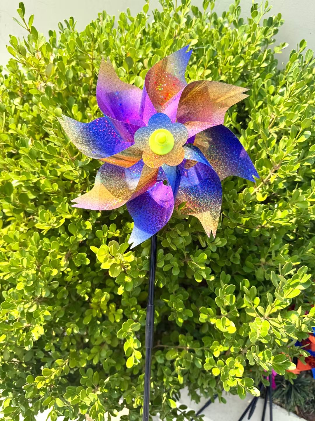 炫彩玻璃碎24cm彩色风车手持小风车木质儿童车装饰地推活动双佳玩具风车