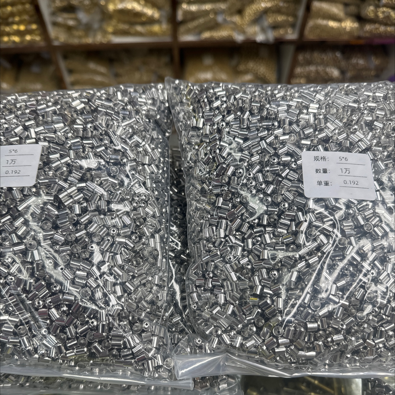 浙江省义乌市国际商贸城E3-8887店新视界饰品配件5mm*6mm光面铜套（镀无叻白K、颜色可以根据客户要求更改）