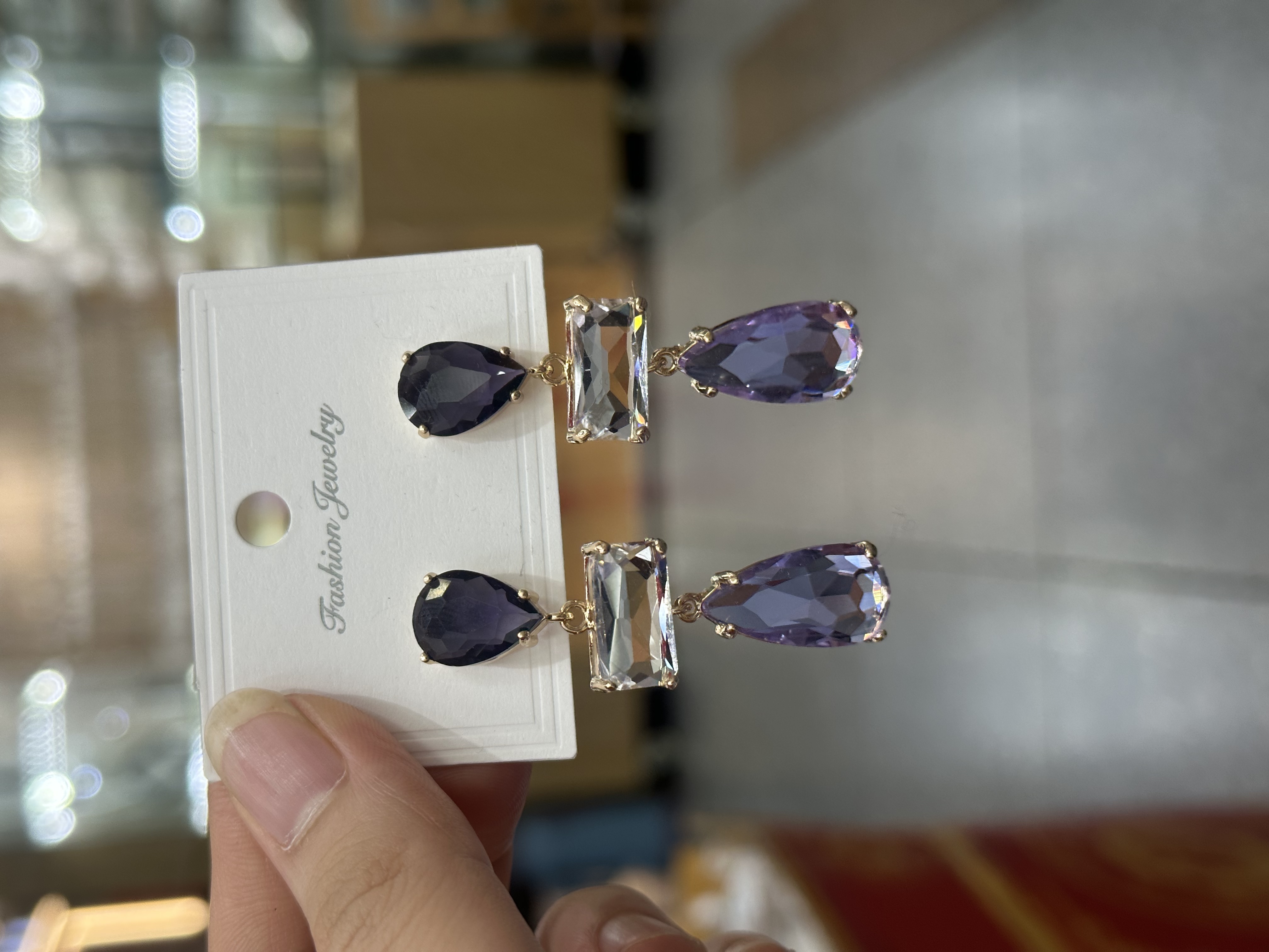 欧美ins风夸张个性铜镶钻几何耳环女日韩轻奢小众高级感
锆石耳环 时尚百搭耳饰 精致设计轻奢饰品 女士优雅耳环耳饰饰品