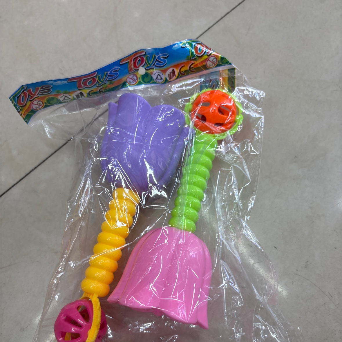 婴儿摇铃，小孩子抓在手上玩的，摇了会响的，一直玩。
婴儿摇铃，OPP袋包装、1袋2个，小孩子抓在手上玩的，摇了会响的，婴