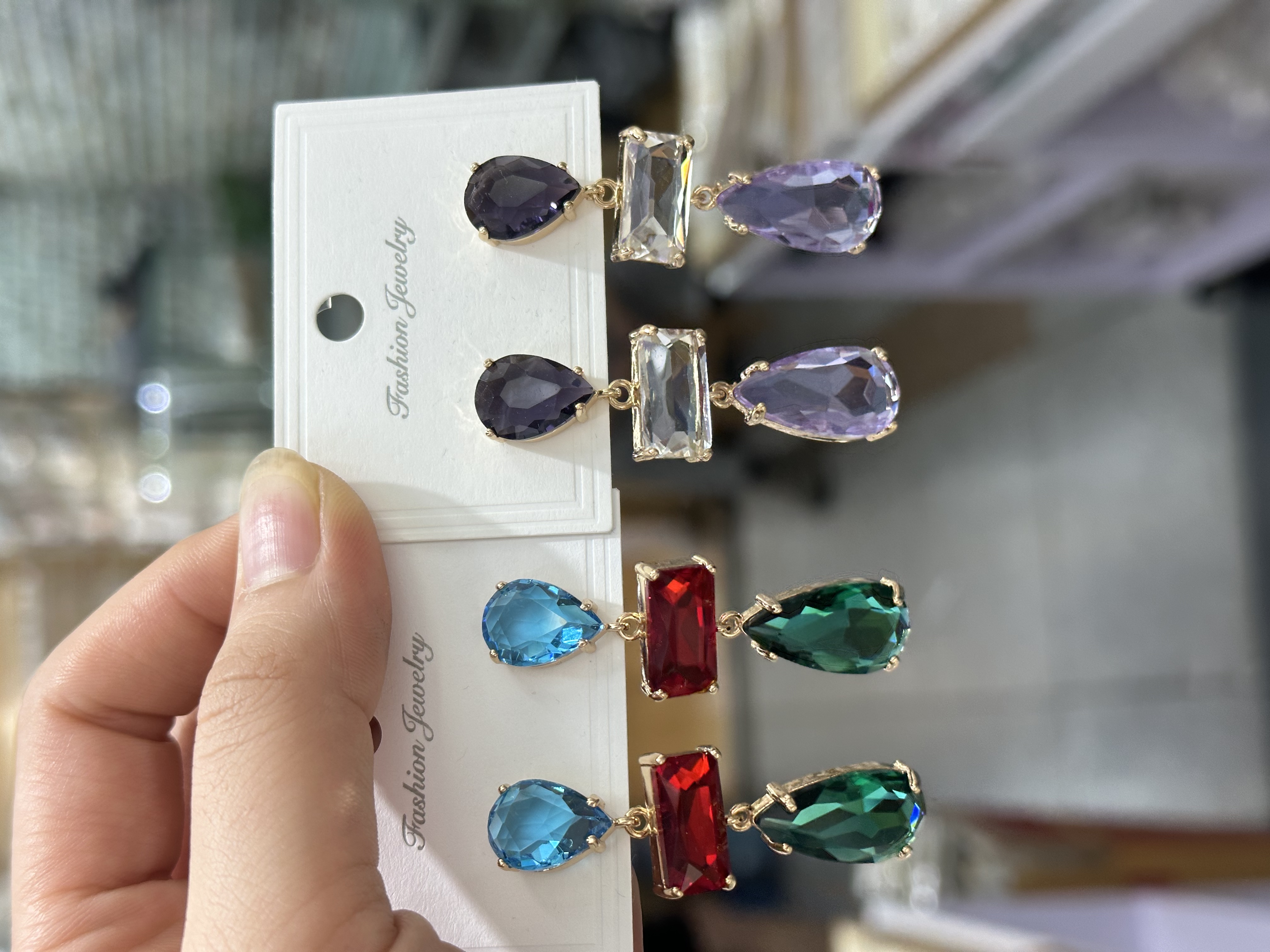 欧美ins风夸张个性铜镶钻几何耳环女日韩轻奢小众高级感
锆石耳环 时尚百搭耳饰 精致设计轻奢饰品 女士优雅耳环耳饰饰品细节图