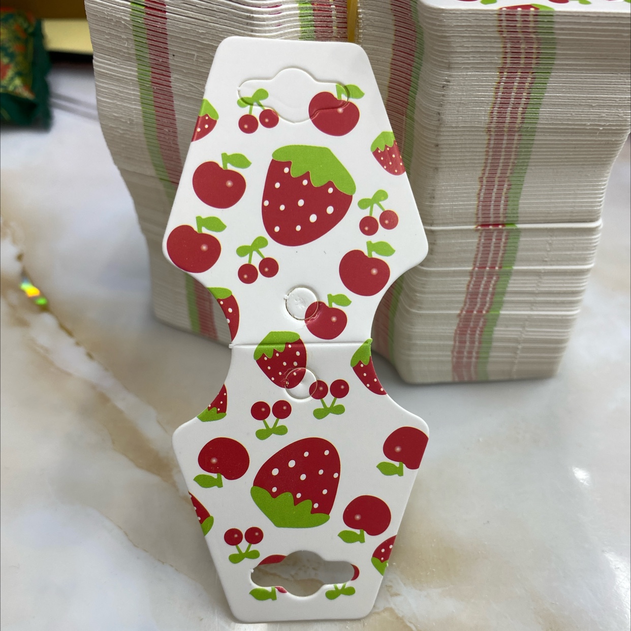 手链皮绳项链标签包装卡纸首饰价签草莓对折卡