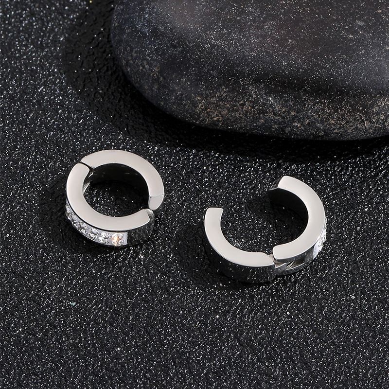 Light luxury titanium steel sparkling diamond earrings for men, single piece, trendy, individual, simple, high appearance level, ear buckles, sparkling diamond ear clips, no ear holes, accessories, earrings, stud earrings Application Scenario