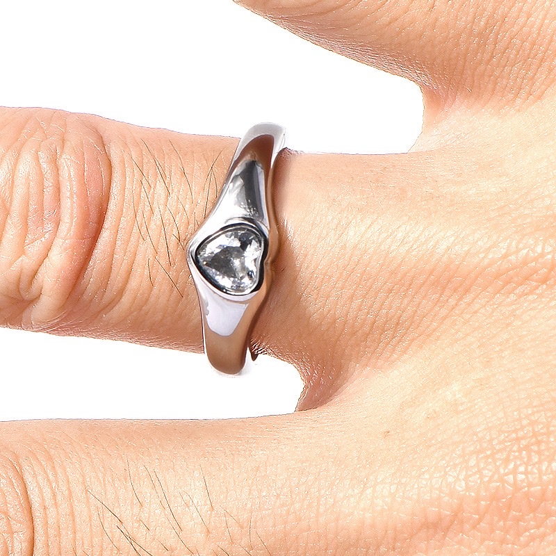 跨境欧美冷淡简约风钛钢爱心形钻戒指女士气质轻奢款时尚手饰品