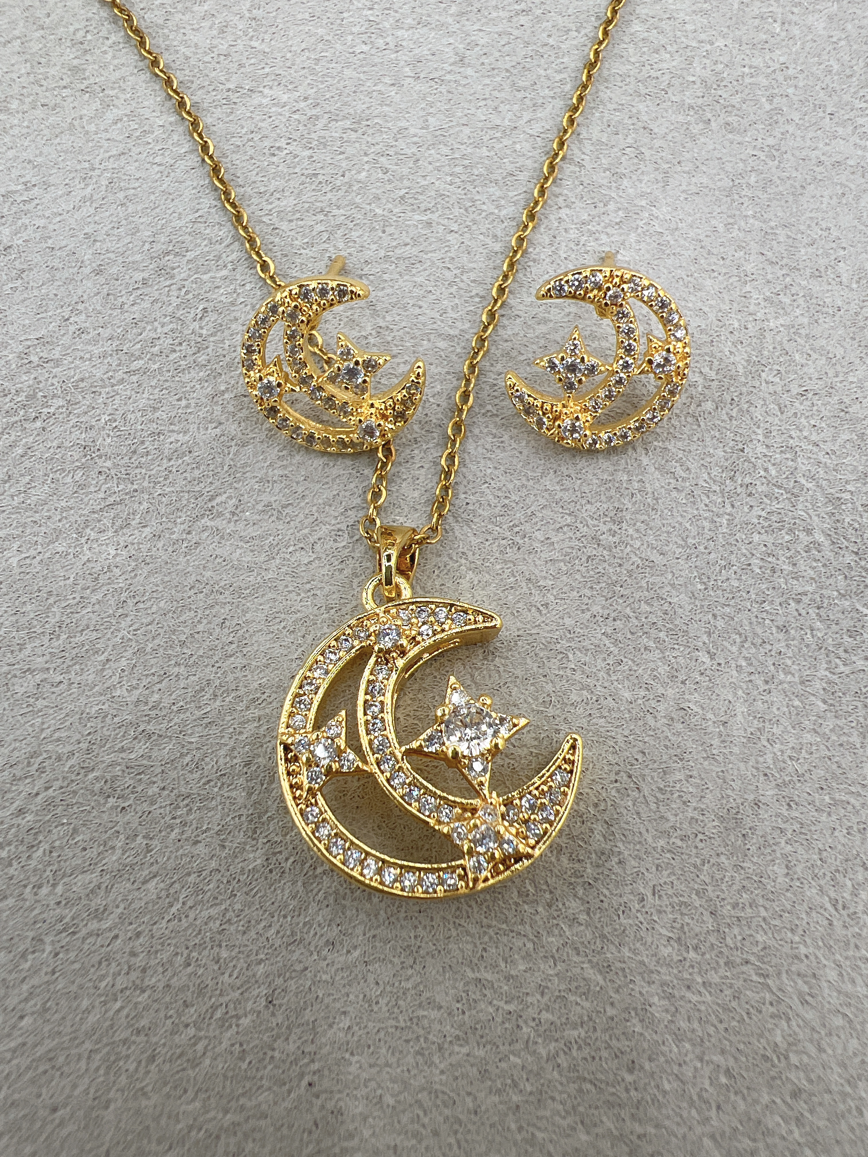 Fashionable, versatile, individualistic, trendy and exquisite chain