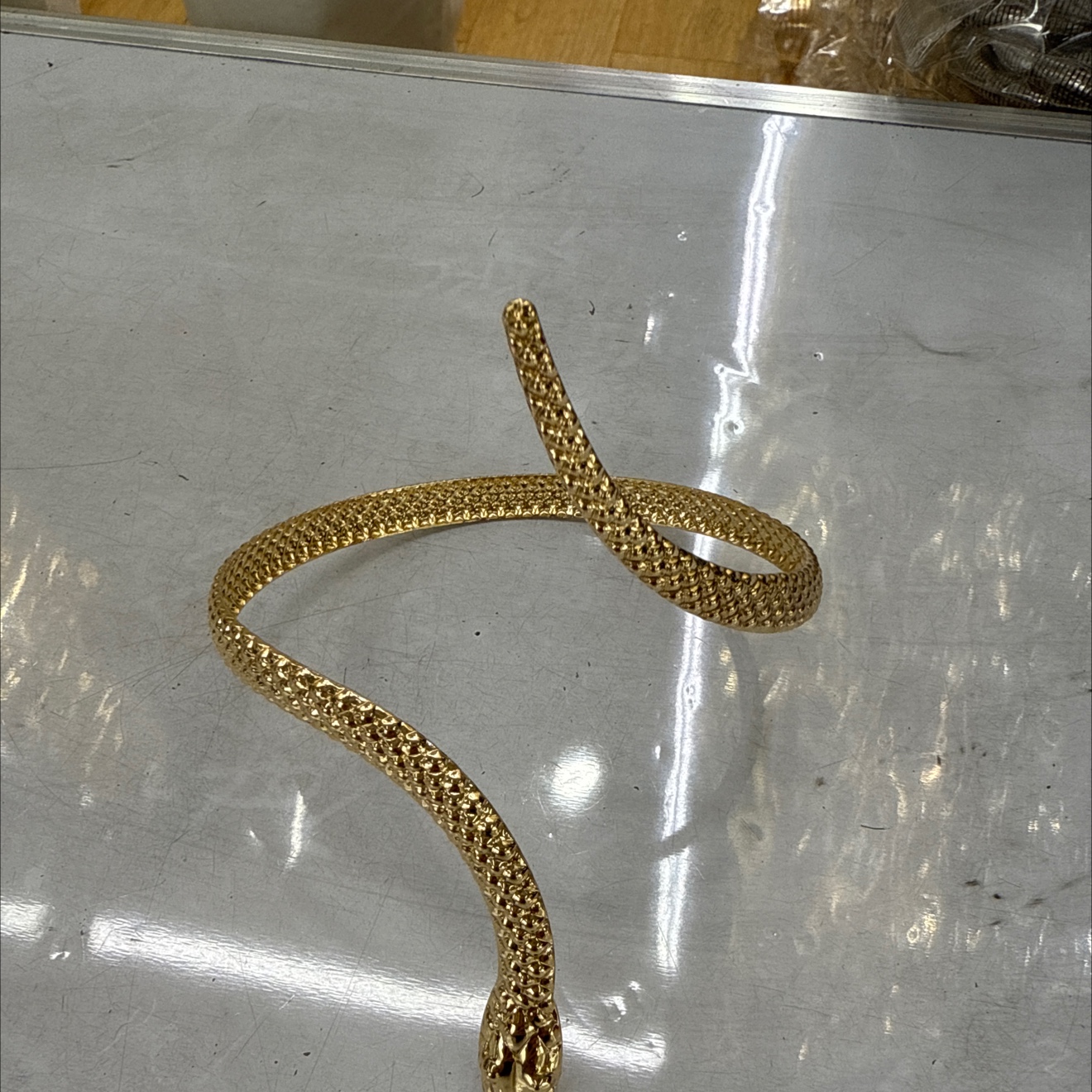 Metal bracelets and bangles are fashionable, versatile, and feature personalized designs as trendy accessories