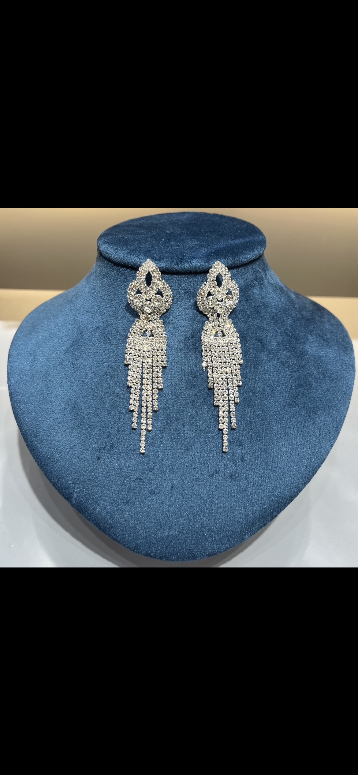 爆闪水钻耳环女款 时尚耳饰 精致烧焊工艺 百搭饰品 简约设计细节图