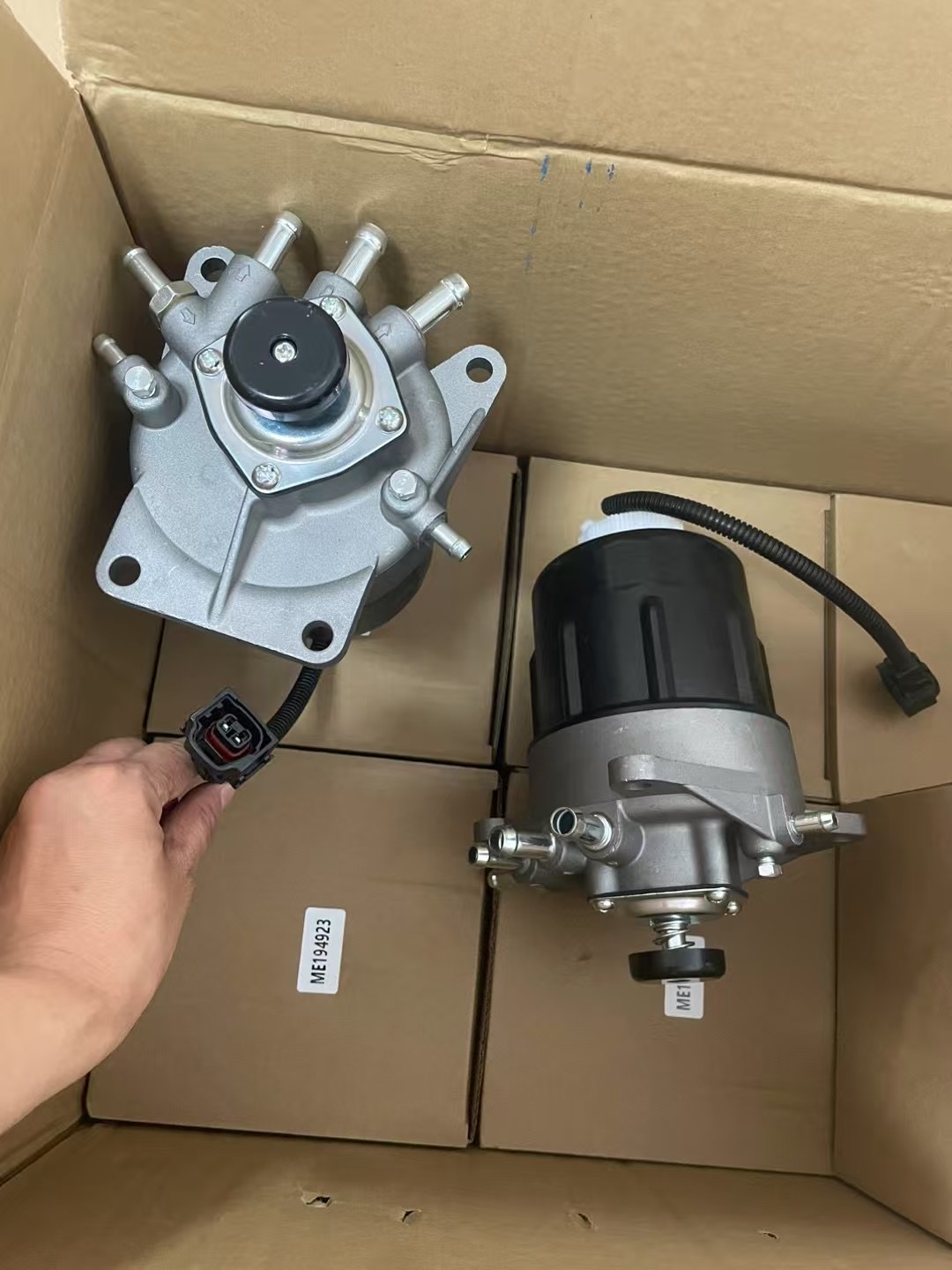 Japanese truck parts are suitable for the fuel filter assembly ME194923 of MITSUBISHI Fuso 4M51, 4M42 and 4M41 engines