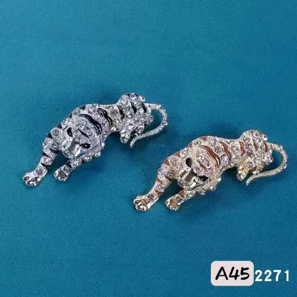 胸花胸针 锌合金材质 捷克珠点缀 手工精致设计 时尚百搭配饰