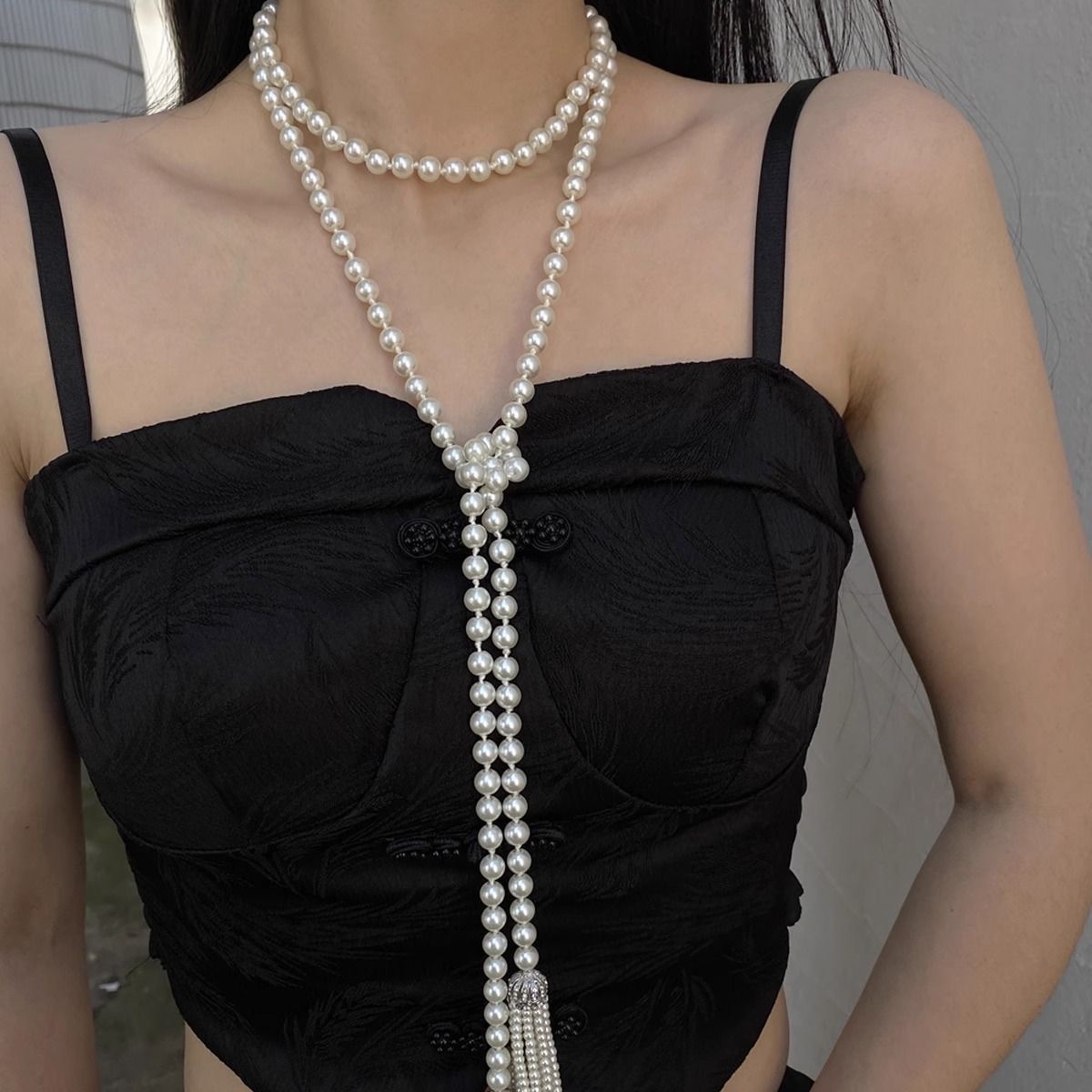 This long pearl retro tassel layered necklace features a unique and distinctive design with multiple wearing methods. It is a waist chain necklace with a unique style detail image 4
