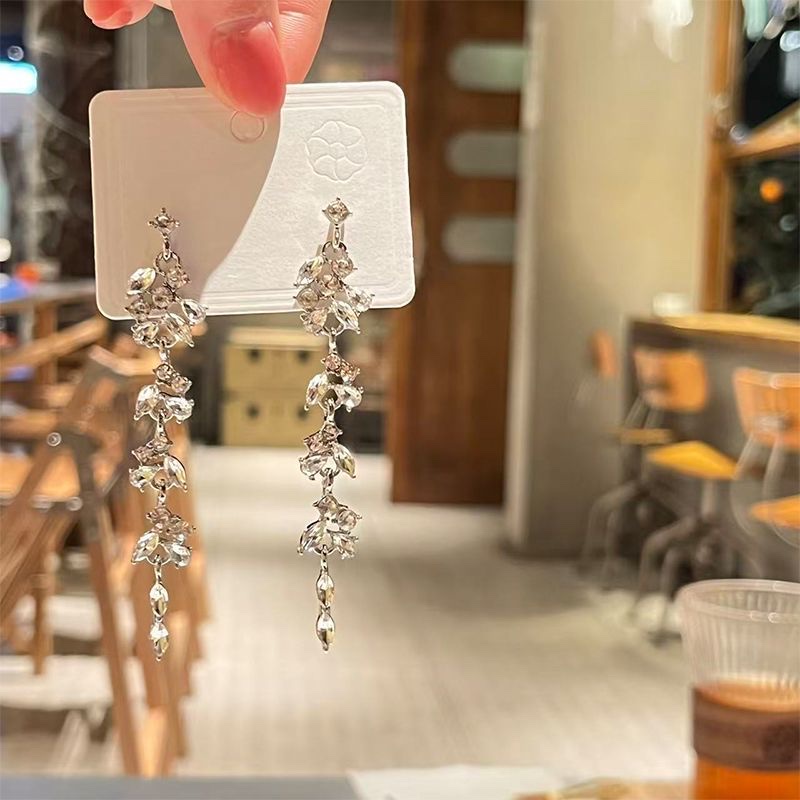 The luxurious zircon long tassel earrings exude a cold, old-fashioned and retro charm. The earrings are heavy, light luxury and precious earrings Specification image