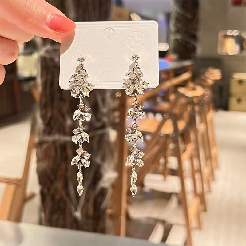 The luxurious zircon long tassel earrings exude a cold, old-fashioned and retro charm. The earrings are heavy, light luxury and precious earrings detail image 5