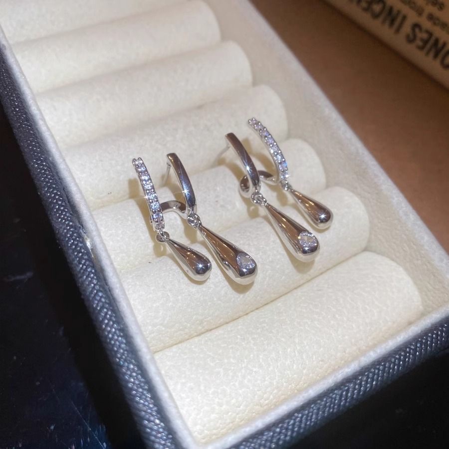 Cold and minimalist geometric teardrop-shaped stud earrings, fashionable and individual, versatile and exquisite new earrings detail image 2