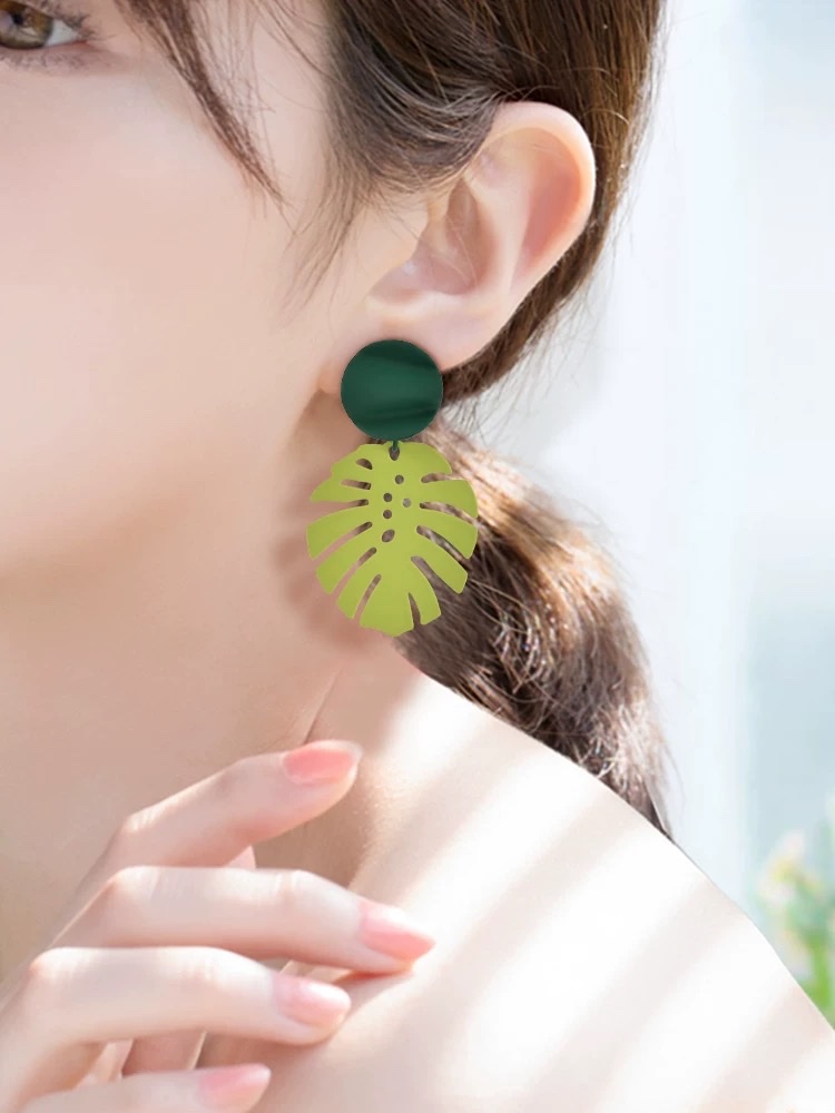Summer fashion, exaggerated, stylish and sexy earrings, unique design sense, niche decorative items, Korean earrings Application Scenario