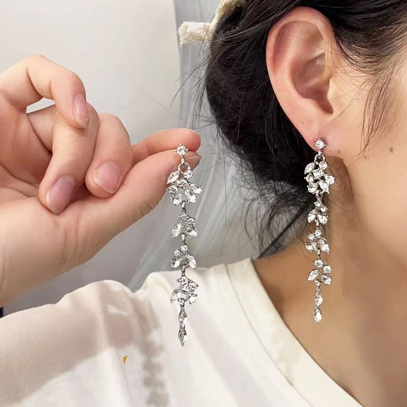 The luxurious zircon long tassel earrings exude a cold, old-fashioned and retro charm. The earrings are heavy, light luxury and precious earrings