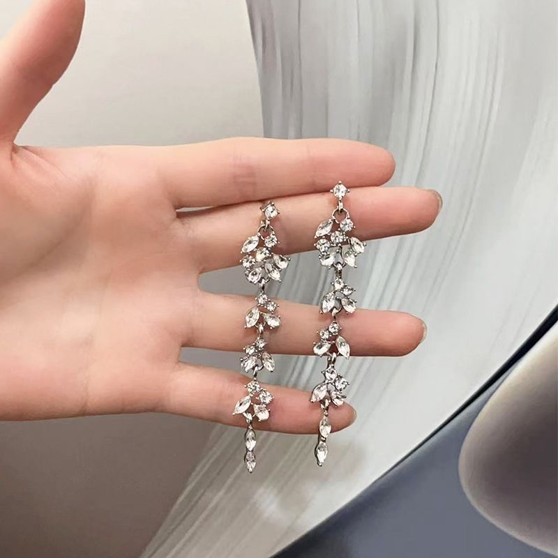 The luxurious zircon long tassel earrings exude a cold, old-fashioned and retro charm. The earrings are heavy, light luxury and precious earrings details Picture