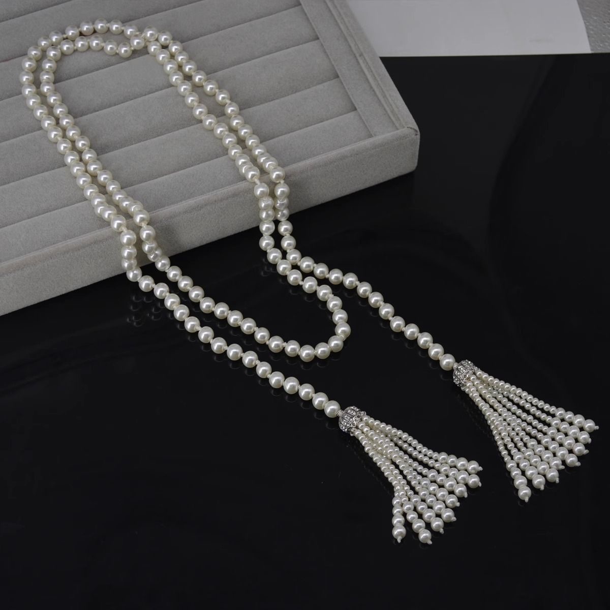 This long pearl retro tassel layered necklace features a unique and distinctive design with multiple wearing methods. It is a waist chain necklace with a unique style