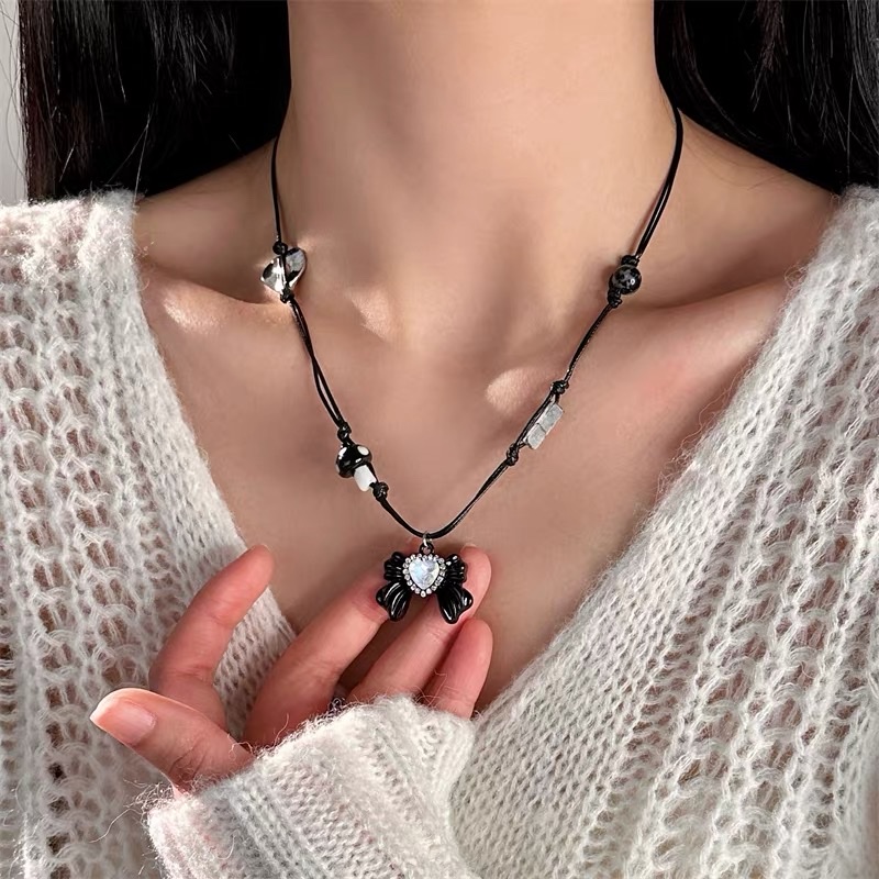 秋冬新款甜酷休闲风蝴蝶结爱心蜡绳编织抽拉项链女设计感毛衣链