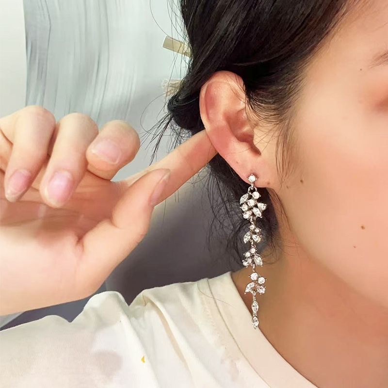 The luxurious zircon long tassel earrings exude a cold, old-fashioned and retro charm. The earrings are heavy, light luxury and precious earrings detail image 2