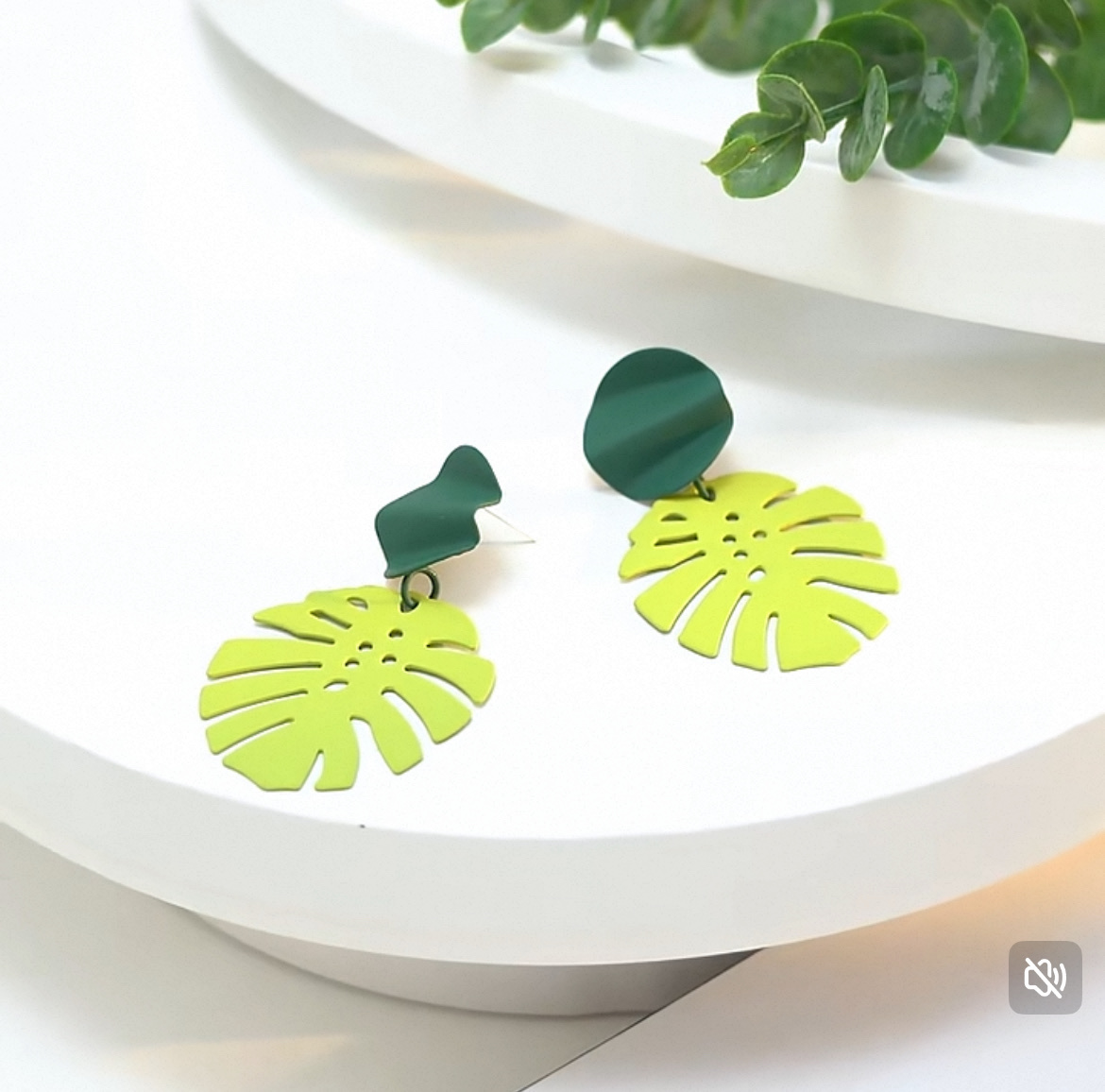Summer fashion, exaggerated, stylish and sexy earrings, unique design sense, niche decorative items, Korean earrings details Picture