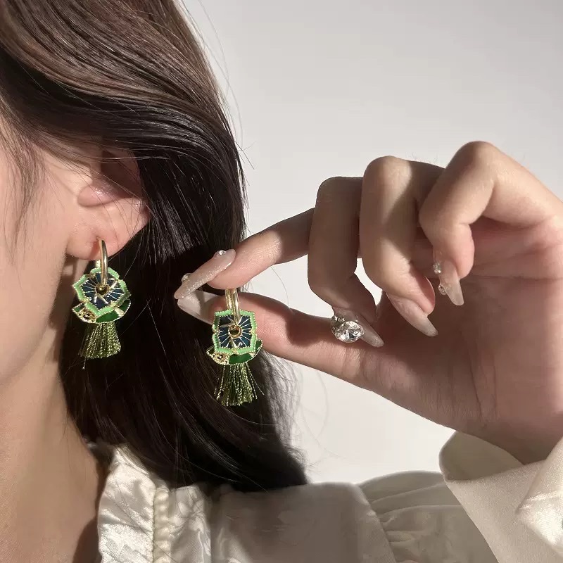 Nuevo estilo chino retro estilo nacional pendientes para mujeres 2024 nuevo estilo de alta clase sentido ligero de lujo earras temperamento estilo antiguo orejeras accesorios detail image 2