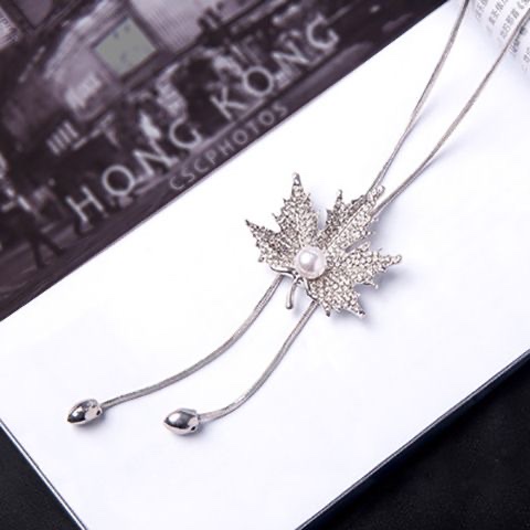 Korean fashion maple leaf sweater chain, simple clothes, accessories, women's pendants, versatile autumn and winter ornaments, long pendants, necklaces, pearl necklaces Specification image