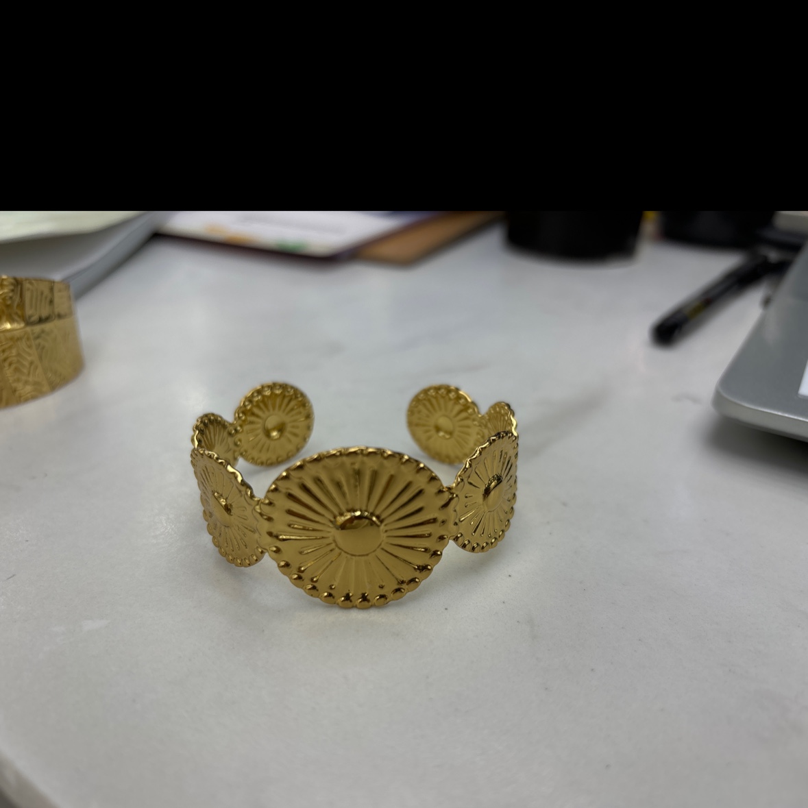 不锈钢手镯00211。电镀金色。
